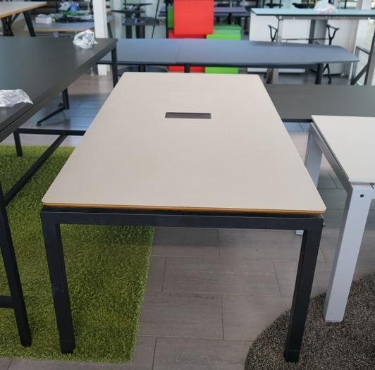 Dencon konferencebord med beige bordplade og sort understel – set forfra, 200x100 cm